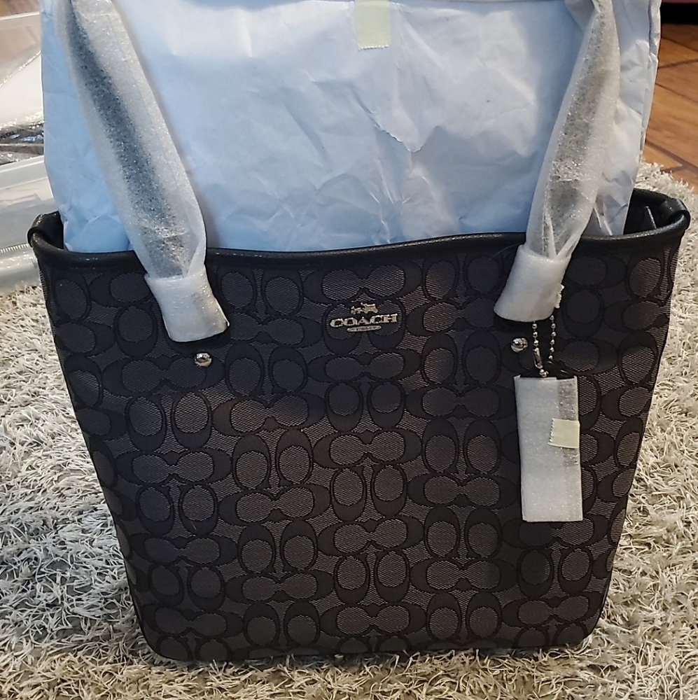 Signature Coach zip top tote